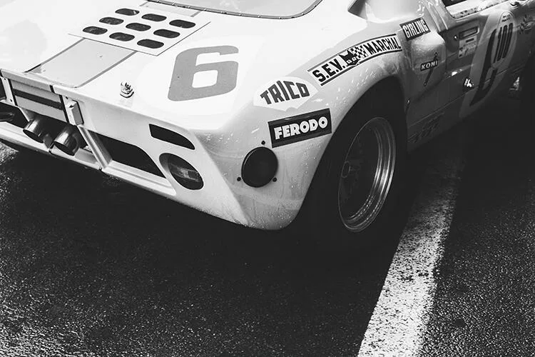 Fotografía fine art en blanco y negro Ford GT40 de carreras — tiro giclée edición limitada
