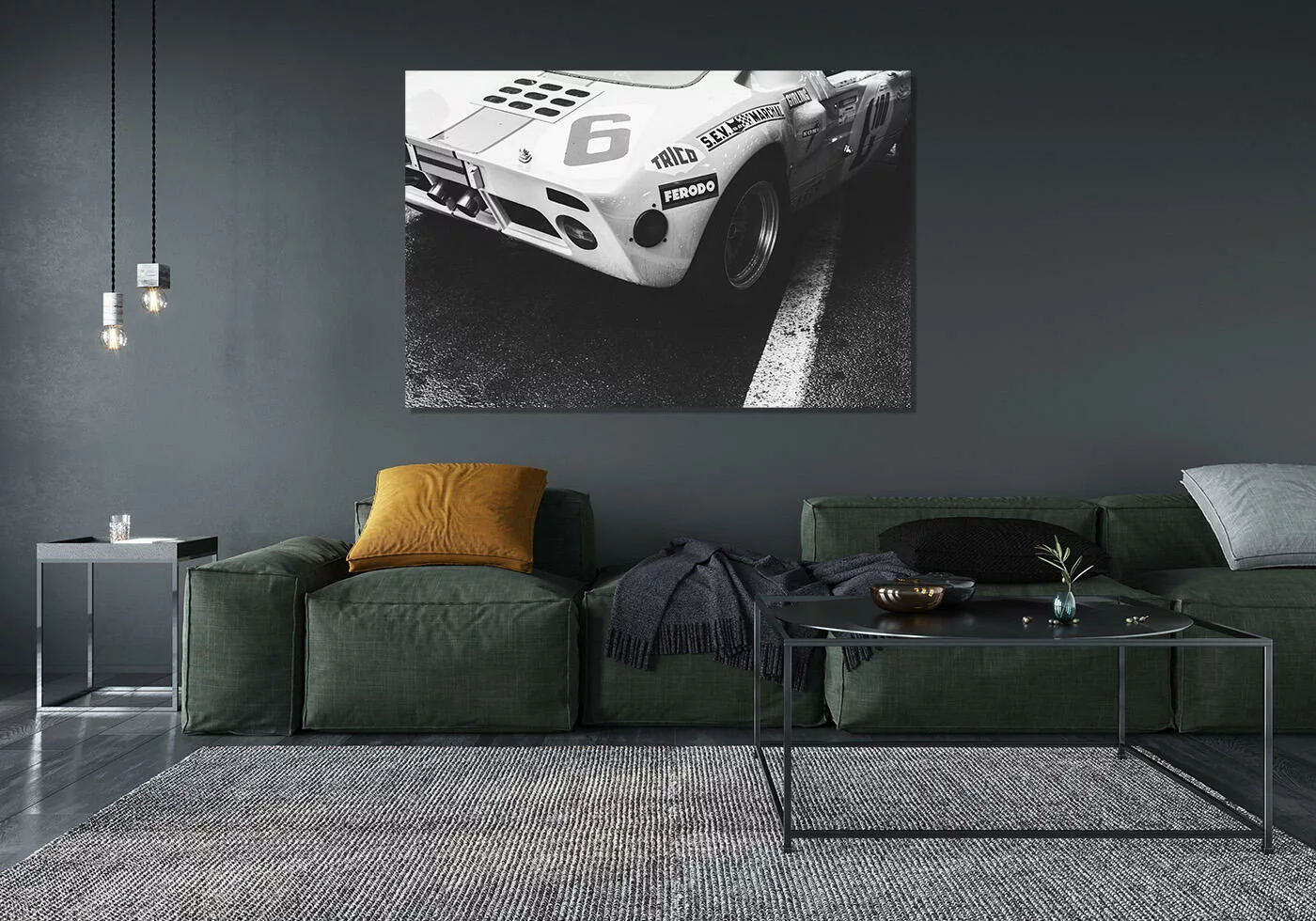 Fotografía en blanco y negro de coche de carreras enmarcada en salón moderno — decoración fine art